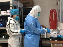 沐鸣 APP下载【武汉肺炎】穿上防护衣去厕所成难题 传医护人员穿纸尿裤少喝水