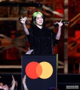 沐鸣注册链接夺Brit Awards最佳国际女歌手 Billie Eilish难忍恶评台上哽咽