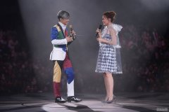 沐鸣安卓版APP下载与轩仔「现身」鞋王巴黎展 容祖儿穿高踭鞋愈高愈有自信
