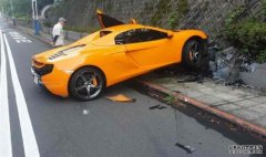 沐鸣直属招商恍一恍神 逾百万超跑自炒撞山司机欲哭无泪