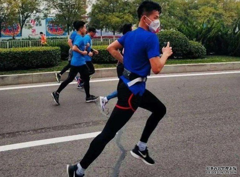 武汉26岁男戴口罩夜跑5公里健身 沐鸣主管致「爆左肺」险丧命