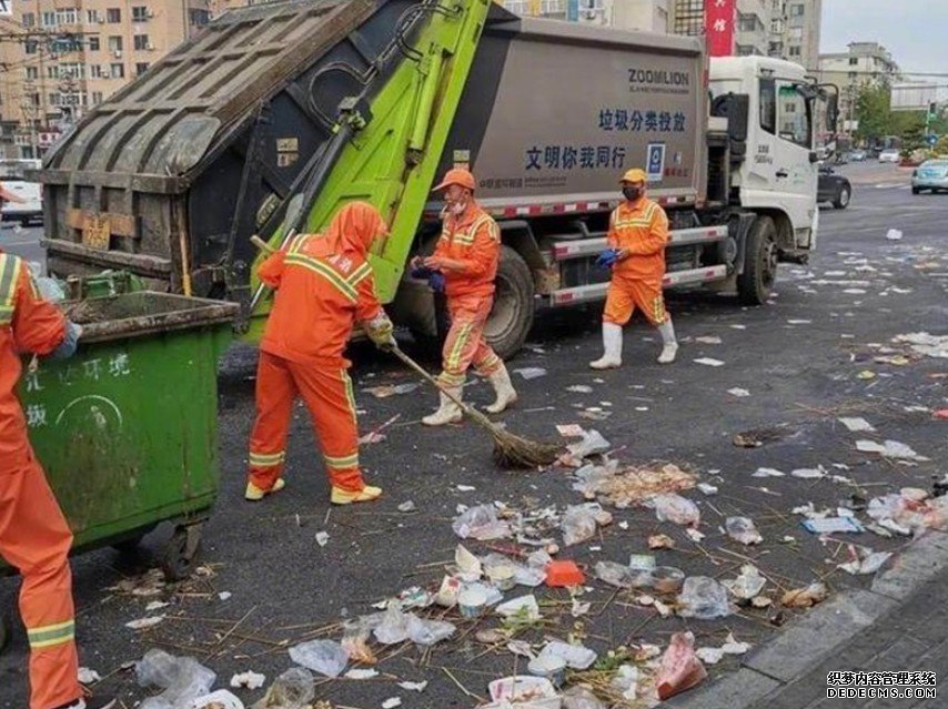 地摊经济遍地开花 沐鸣代理开户大连夜市垃圾如山