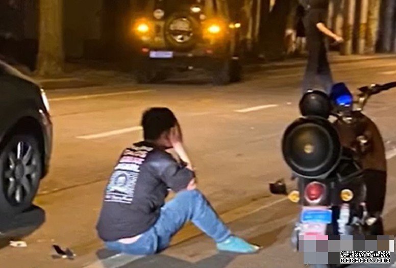 上海男子车祸后随机斩人沐鸣主管 酿10人伤