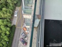 男子租用露台改装劏房沐鸣招商主管 睡梦中10楼堕下砸中汽车