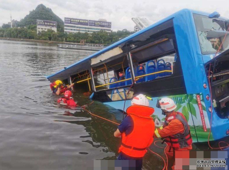 贵州载有高考生沐鸣主管巴士衝入水库 2人死亡