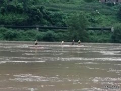 迎洪水冒险玩立划艇 沐鸣代理招商四川7人下河被水冲散2人失踪
