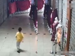 故意点火烧3塑胶模特儿 沐鸣代理招商8岁男童：感觉好玩