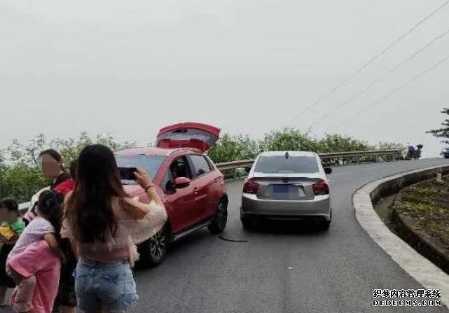 江津油溪：当女驾驶员与新手驾驶员相遇在无中心线弯道……