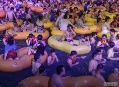 沐鸣总代理无惧疫情 武汉水上乐园数千人挤在泳池零距离开派对