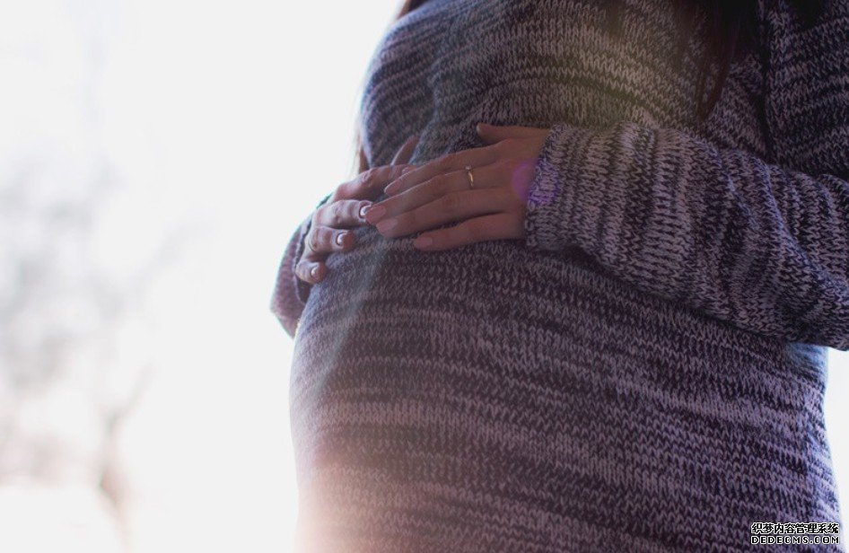 台女怀胎10月毫沐鸣代理开户不知情 腹痛入院后分娩：莫名就当妈了