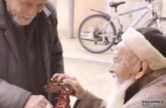 90岁弟带家人向106岁哥哥拜沐鸣平台登录年 五代同堂孩子排长队