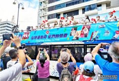 沐鸣APP下载凯旋巡游｜港将乘开篷巴现身 市民夹道挥手喝采