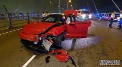 沐鸣登录昂船洲大桥保时捷的士相撞 跑车司机不知所终 的士女客受伤