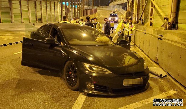 沐鸣登录Tesla屯门公路撼壆撞牌 38岁司机死亡