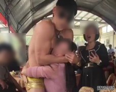 大妈黐“近全裸”沐鸣注册猛男跳有味辣舞 头枕私处舞姿超不雅