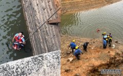 金山郊野公园行山沐鸣注册客睇风景失足堕坝 衝锋队员跳落水塘救人