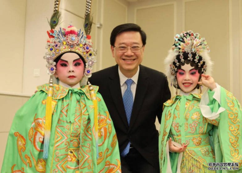 欧亿正在新加坡訪問的特首李家超，今晚（24日）出席一個向新加坡政府和商界宣傳香港優勢的宴會前，得悉一個香港青少年粵劇團即將在晚宴上登台表演，他到後台探望一班正在綵排的小演員，為他們打氣。李家超指，演員當中最小的是只有5歲的暐峻和6歲的思辰，最大的是16歲的文喆和卓婷，雖然一班演員年紀輕輕，但他們的眼神、動作和唱腔都「有板有眼」，絕不欺場，展現出這項中國傳統表演藝術應有的功架。暐峻和思辰更即席表演《鳳閣恩仇未了情》，暐峻唱完「鳥南飛，鳥南返，鳥兒比翼何日再歸還，哀我何孤單」後，李家超此時「開金口」唱了一句「休涕淚」（影片第26秒），再由思辰接力表演下去，顯然李家超是認識這首粵劇名曲。  Advertisement  李家超為香港粵劇年輕演員打氣。李家超fb 李家超為香港粵劇年輕演員打氣。李家超fb 李家超為香港粵劇年輕演員打氣。李家超fb 林思辰（右）會表演《鳳閣恩仇未了情》。郭詠欣攝 協會粵劇導演楊劍華（左一） 形容，能夠表演予政府代表團看「身價都高啲」。郭詠欣攝 李家超說，粵劇是中華文化的瑰寶之一，擁有悠久的歷史和深厚的文化底蘊。國家《十四五規劃綱要》明確支持香港發展成為中外文化藝術交流中心，今晚劇團的演出正好讓能夠向海外國家展示香港文化藝術交流的獨特優勢——表演不止有來自香港的演員參與，更邀請了5位20多歲來自新加坡和香港兩地的年輕音樂家擔綱編奏整晚表演的樂曲，前者負責演奏揚琴、大提琴和二胡，後者負責編曲、拉奏小提琴和琵琶。這糅合中西樂器的新晉星港組合，不單展現粵曲創新、靈活和優美的一面，更是兩地文化藝術交流的範例之一。   他又指，政府會繼續積極打造香港成為中外文化藝術交流中心，主動爭取和把握不同機會，將粵劇等不同中華文化藝術推向世界，加強與海外地區的藝術文化交流，讓中華文化藝術表演項目能夠在國際舞台上發熱發亮，為中華文化爭光，不負中央期望。