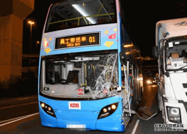 2号站平台荔枝角九巴員工接載車撞貨櫃拖架 男司機受輕傷