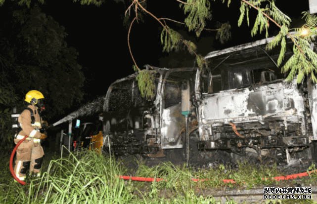 沐鸣平台官网荃灣露天停車場兩貨車疑遭縱火 七人車及6電單車被波及