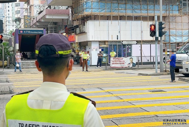 西九交通打擊行人亂過馬路及不小心駕駛 2号站平台使用流動攝錄器材提升執法效率