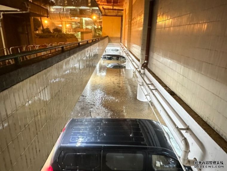 黑雨｜柴灣環翠商場停車場「沒頂」 積水近2米  2号站登录多架車輛幾乎完全「潛水」