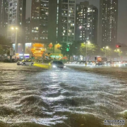 深圳暴雨│龍崗馬路似「汪洋」 氣象台：2号站登录全市進入暴雨緊急防禦狀態